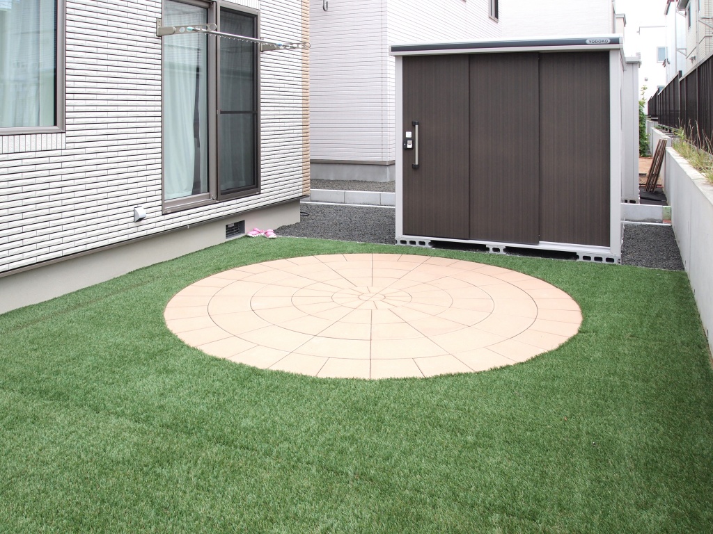 枕木と化粧砂利とハーブマットのアプローチ｜札幌市W様邸